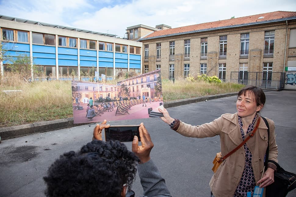 Saint-Vincent-de-Paul (14e), laboratoire urbain 6 Une femme tenant une photo du futur site Saint-Vincent-de-Paul
