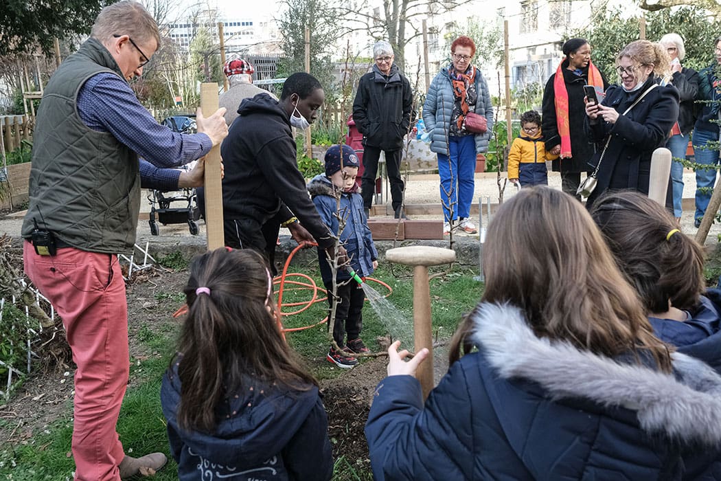 Un arbre dans ma résidence, plus verte la vie ! 1 Plantation-locataires-un-arbre-dans-ma-résidence